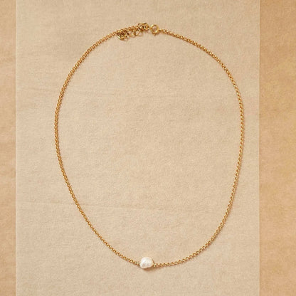 Vue du collier May avec perle baroque et chaîne fine, idée cadeau femme prête à offrir – KoolKado