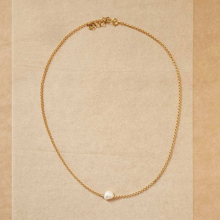 Vue du collier May avec perle baroque et chaîne fine, idée cadeau femme prête à offrir – KoolKado