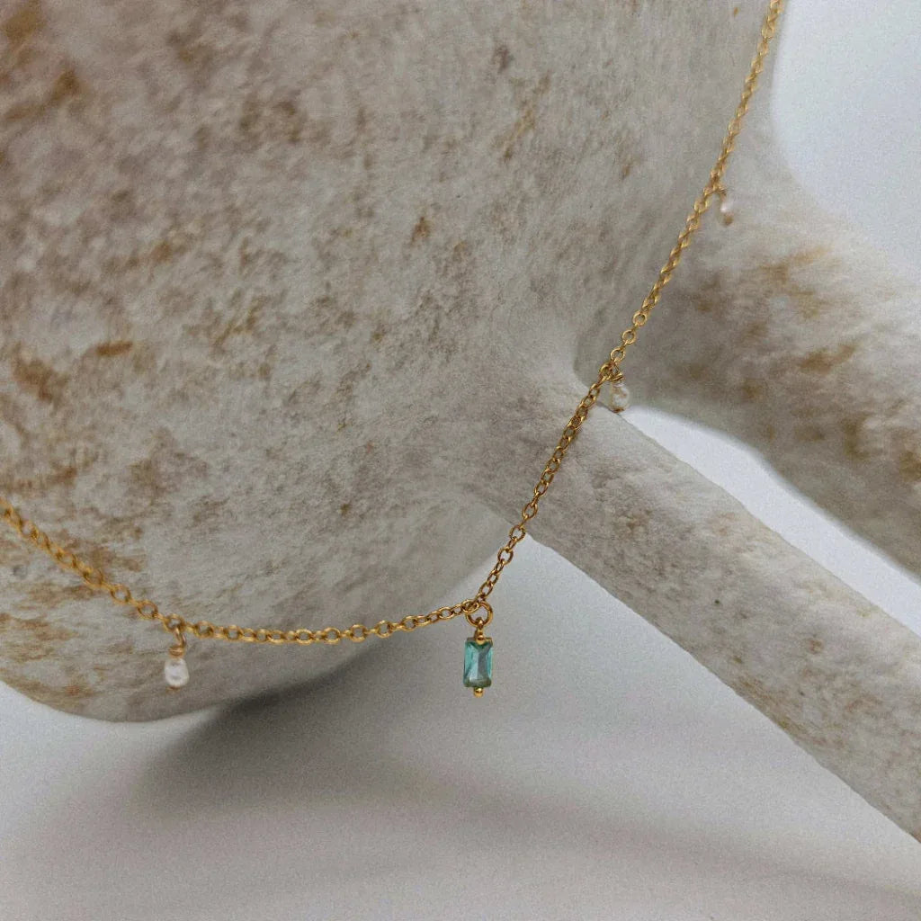 Détail du collier Nina en perles de culture et cristal, fait main en France, idée cadeau femme – KoolKado