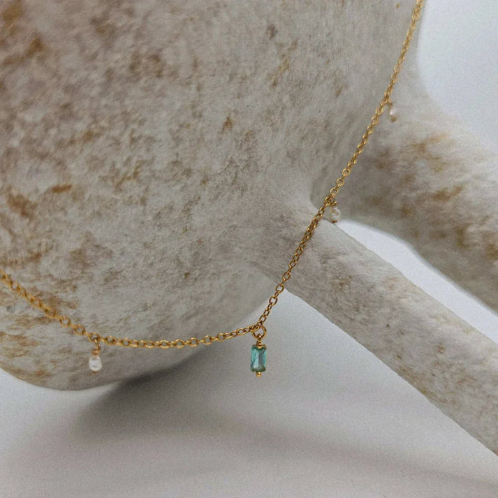 Détail du collier Nina en perles de culture et cristal, fait main en France, idée cadeau femme – KoolKado