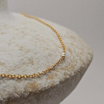 Détail des perles de culture et de la chaîne fine du collier, idée cadeau femme fait main – KoolKado