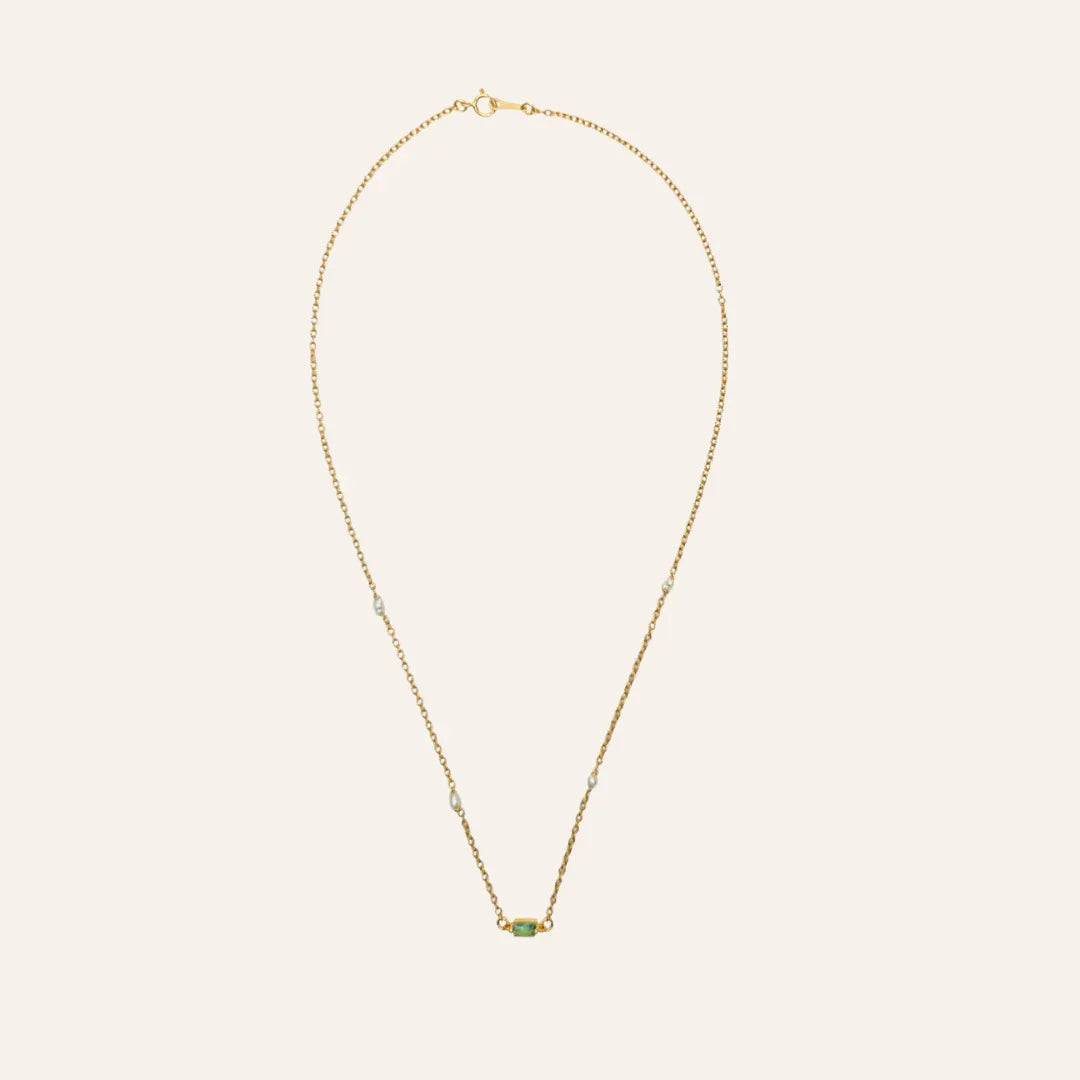 Vue complète du collier Nina N°2, proportions équilibrées, idée cadeau femme facile à offrir – KoolKado