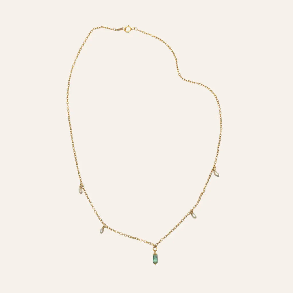 Vue complète du collier Nina en perles de culture, proportions équilibrées, idée cadeau femme – KoolKado