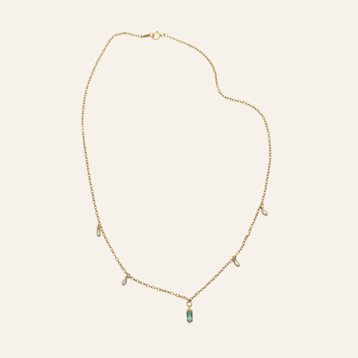 Vue complète du collier Nina en perles de culture, proportions équilibrées, idée cadeau femme – KoolKado