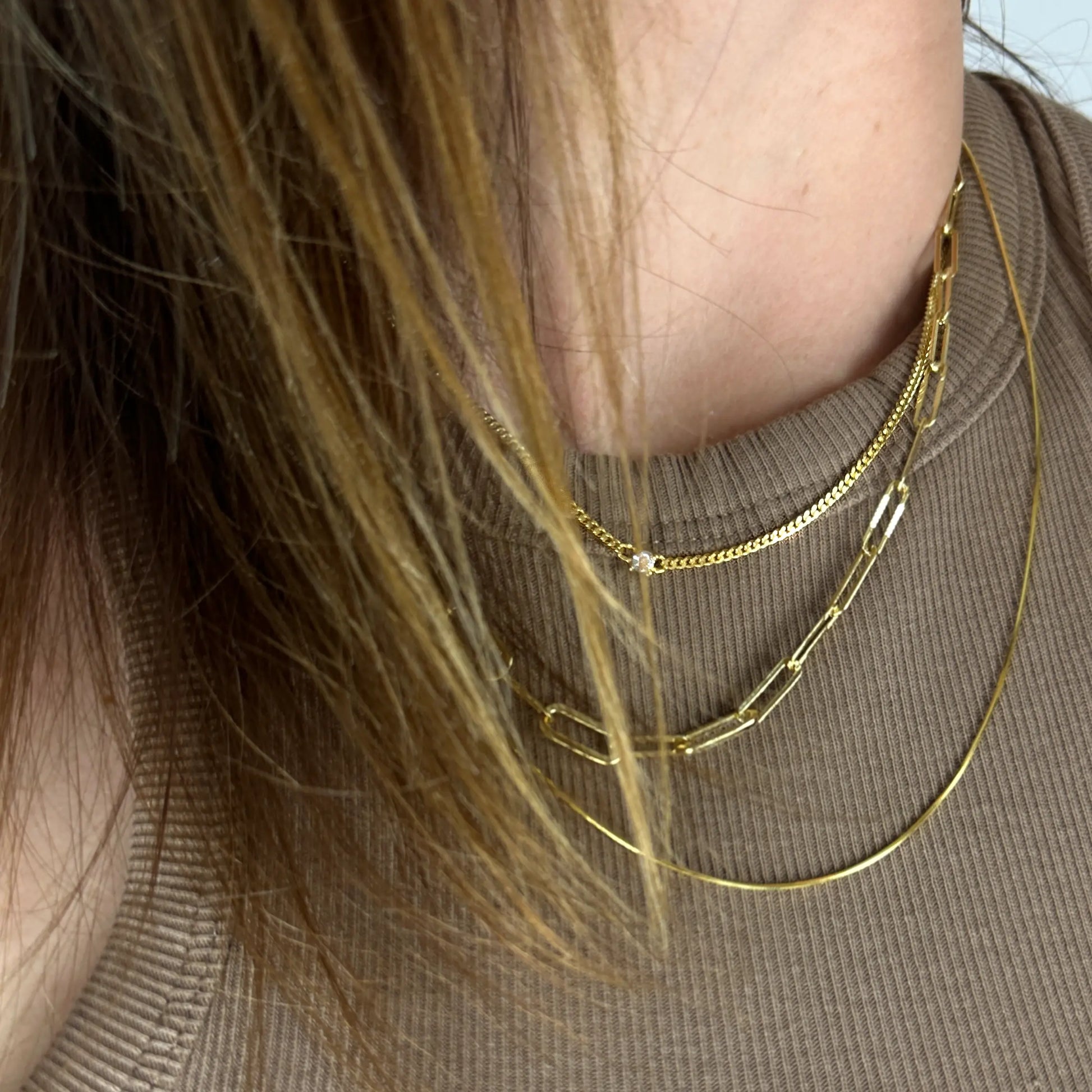Nova doré porté avec d'autres chaînes, bijou fin et élégant – Idées cadeau femme, collier Nova Love Local Jewelry, koolkado