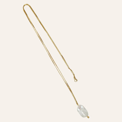Collier avec perle de culture baroque et chaîne fine en or laminé, bijou minimaliste prêt à offrir, idée cadeau femme pleine de sens – KoolKado