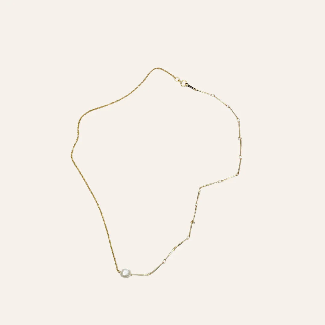 Collier avec perle de culture baroque et chaîne twistée, bijou fin et lumineux prêt à offrir, idée cadeau femme au style épuré – KoolKado