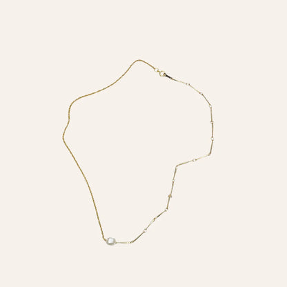 Collier avec perle de culture baroque et chaîne twistée, bijou fin et lumineux prêt à offrir, idée cadeau femme au style épuré – KoolKado