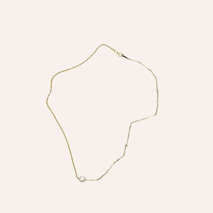 Collier avec perle de culture baroque et chaîne twistée, bijou fin et lumineux prêt à offrir, idée cadeau femme au style épuré – KoolKado