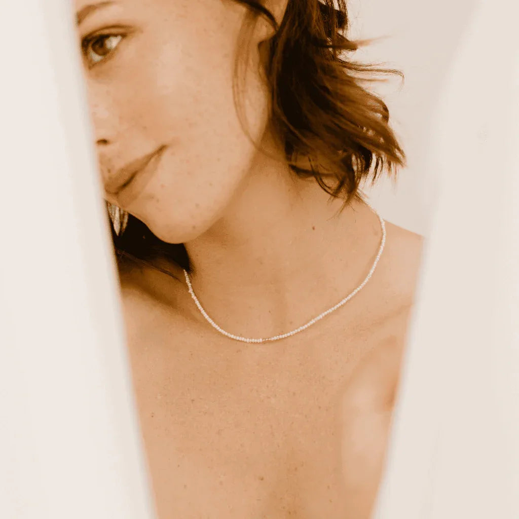 Idées cadeaux collier perles et doré porté par une femme, bijou fin et raffiné idéal à offrir