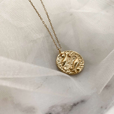 Collier Poissons porté en superposition avec un choker doré, look bohème chic, idée cadeau femme.