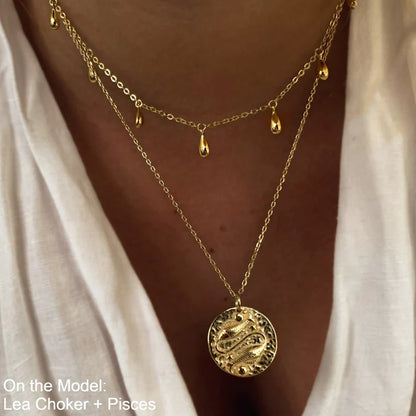 Collier Poissons porté en superposition avec un choker doré, look bohème chic. Idée cadeau femme.