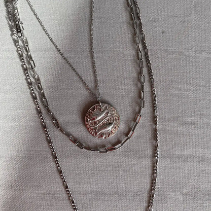 Collier Poissons en rhodium porté avec d'autres chaînes argentées. Idée cadeau femme.