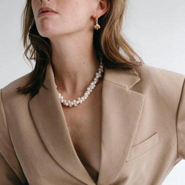 Détail du collier Rita en perles de culture porté, mise en valeur du tombé et des perles baroques – idée cadeau – KoolKado
