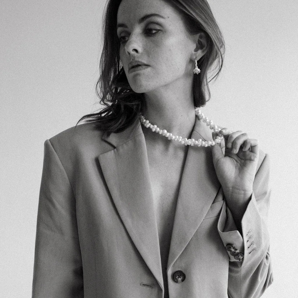 Collier Rita en perles de culture porté lors d’un portrait en noir et blanc, élégance intemporelle – idée cadeau – KoolKado
