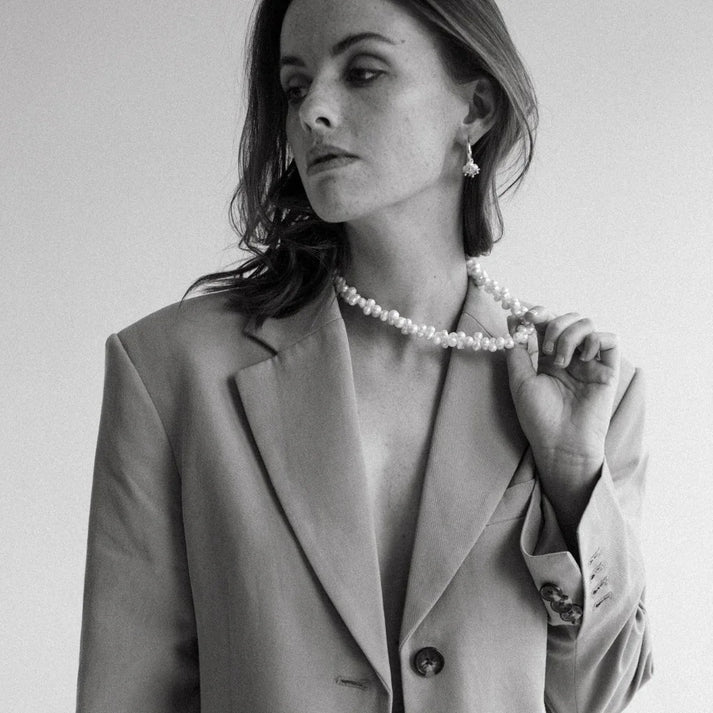 Collier Rita en perles de culture porté lors d’un portrait en noir et blanc, élégance intemporelle – idée cadeau – KoolKado
