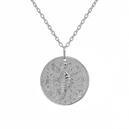 Collier Scorpion en argent sterling 925 avec pendentif rond gravé d’un scorpion entouré d’étoiles, chaîne fine élégante, bijou astrologique unisexe au design raffiné. Idée cadeau femme.