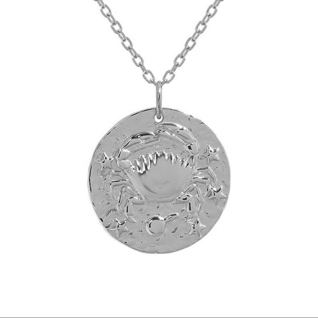 Collier Cancer en finition argentée, parfait pour peaux sensibles. Idée cadeau femme ou ado.