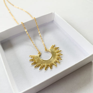 Collier pendentif soleil en plaqué or dans un coffret cadeau blanc, bijou élégant pour femme. Love local jewelry, idée cadeau femme.