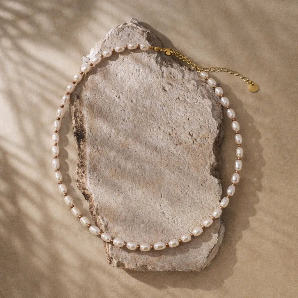 Collier Straw en perles de culture présenté à plat sur tissu naturel, vue produit détaillée – idée cadeau élégante – KoolKado