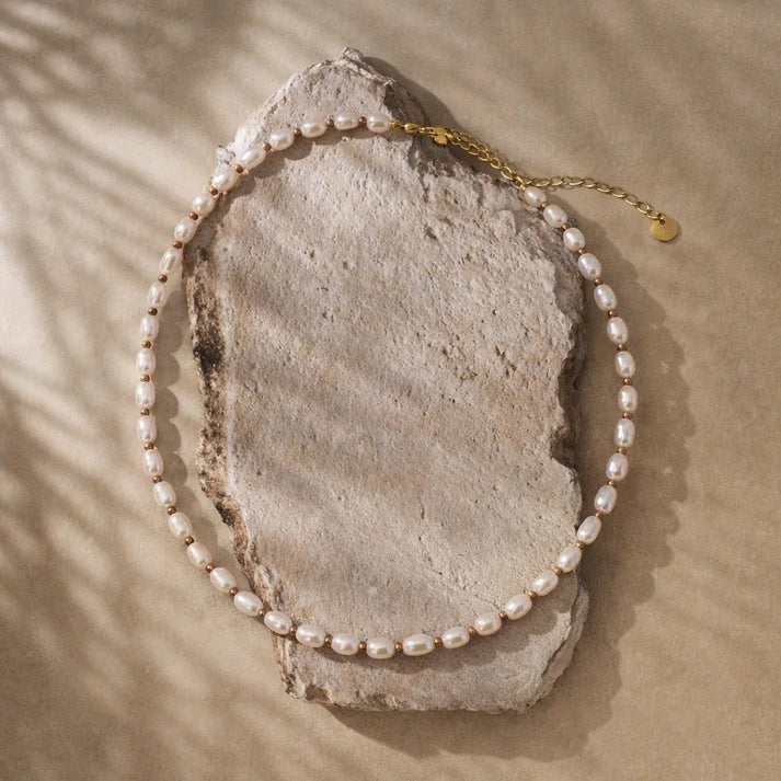 Collier Straw en perles de culture présenté à plat sur tissu naturel, vue produit détaillée – idée cadeau élégante – KoolKado