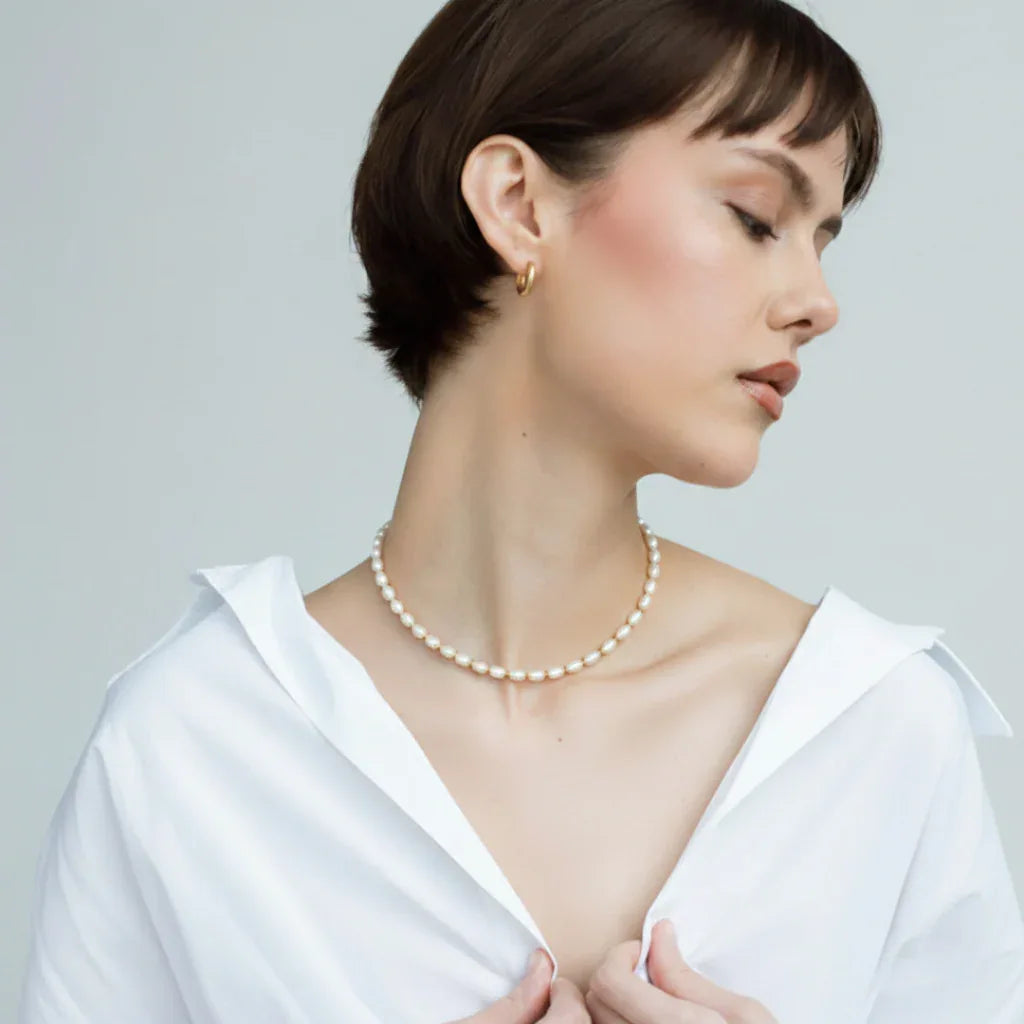 Collier Straw en perles de culture porté par un modèle, bijou élégant et intemporel – idée cadeau prête à offrir – KoolKado
