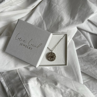 Collier Taureau en argent présenté dans un coffret cadeau blanc élégant, idée cadeau femme ou ado.