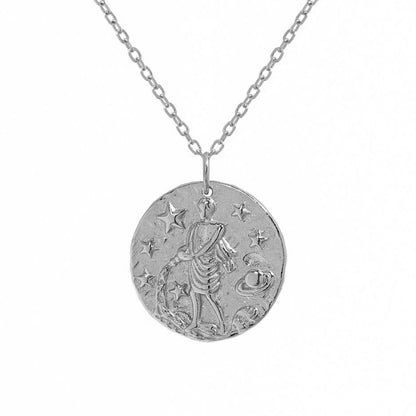 Collier Verseau en argent sterling 925 avec pendentif rond gravé d’un verseau entouré d’étoiles et planètes, chaîne fine élégante, bijou astrologique unisexe au design raffiné. Idée cadeau femme.