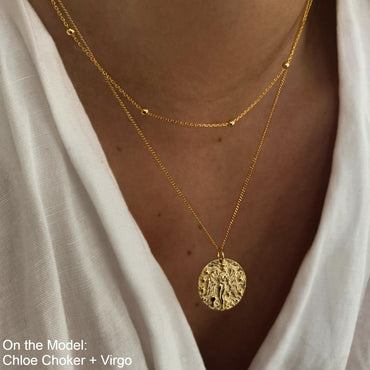 Collier Vierge porté en superposition avec un choker doré à perles, look délicat. Idée cadeau femme ou ado.