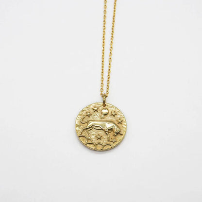 Collier zodiaque Taureau doré avec texture martelée et étoiles en relief. Idée cadeau femme ou ado.