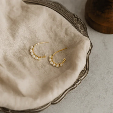 Détail des perles de culture utilisées pour les créoles December, matière naturelle sélectionnée avec soin, idée cadeau femme raffinée – KoolKado