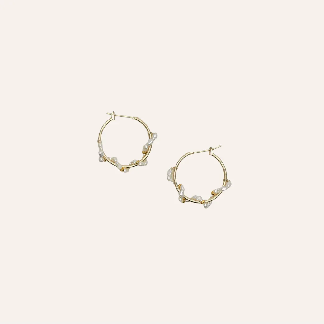 Créoles Eddie en or laminé recyclé avec perles de culture, vue détail du bijou prêt à offrir, idée cadeau femme élégante – KoolKado