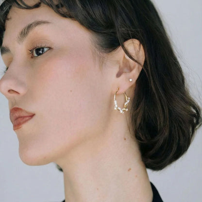 Créoles Eddie portées par une femme élégante, bijou fin avec perles de culture, idée cadeau femme idéale pour un anniversaire ou Noël – KoolKado