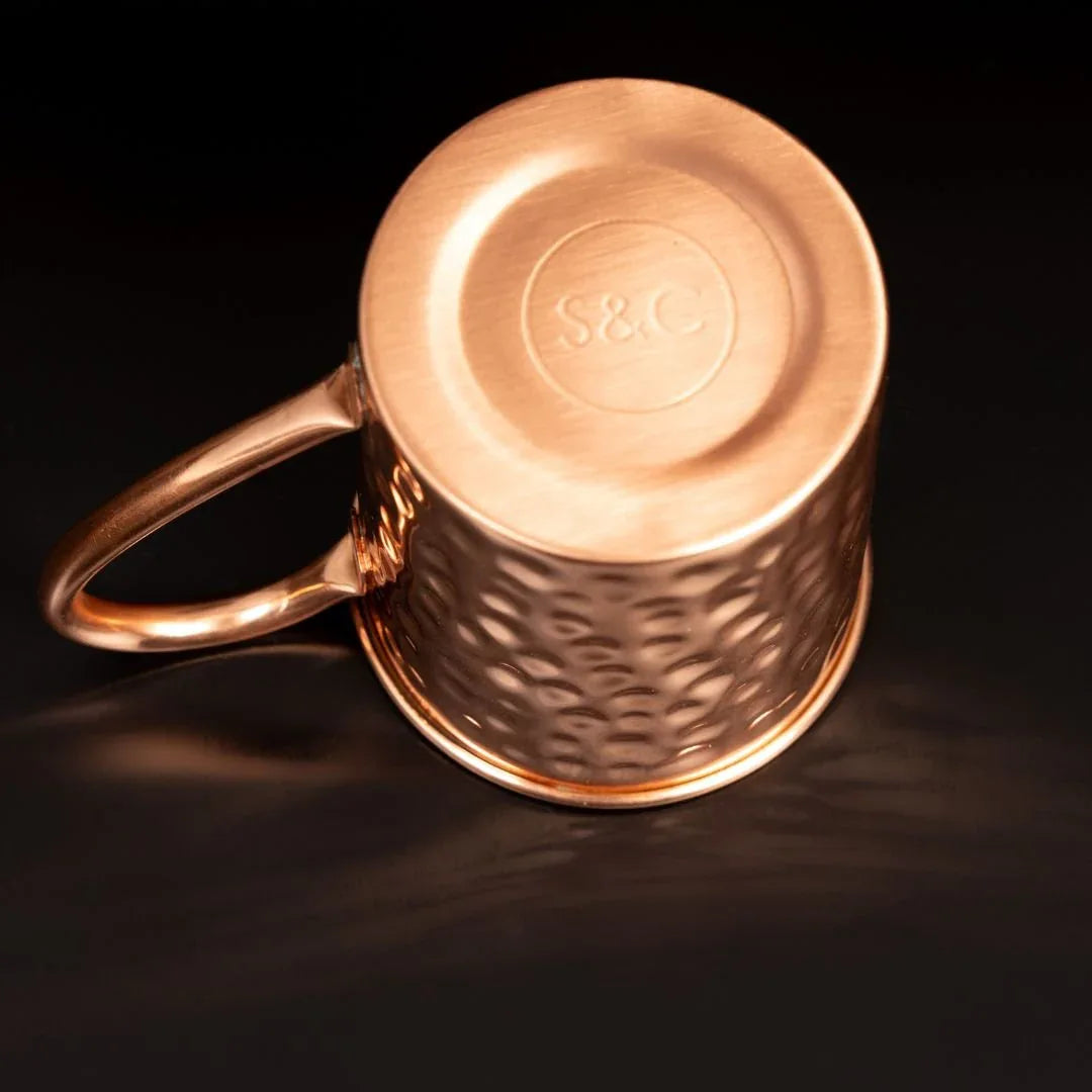 Vue du dessous du mug en cuivre Cataleya presentant le logo Specter et Cup grave gage d une fabrication artisanale authentique