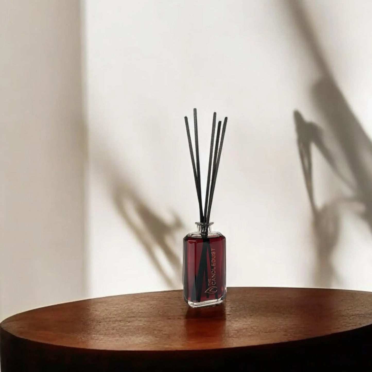 Diffuseur de parfum Rosso présenté seul dans un intérieur épuré, idée cadeau maison élégante et facile à offrir – KoolKado