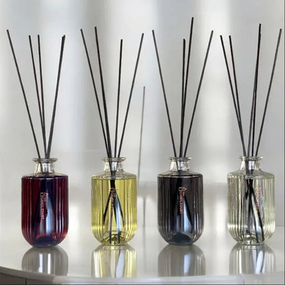 Diffuseurs de parfum à bâtonnets Candledust alignés sur une table, idée cadeau décoration intérieure élégante et apaisante – KoolKado