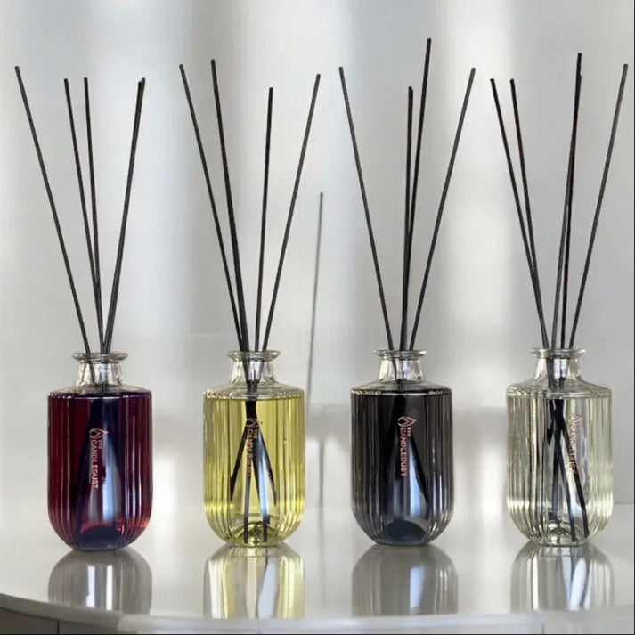 Diffuseurs de parfum à bâtonnets Candledust alignés sur une table, idée cadeau décoration intérieure élégante et apaisante – KoolKado