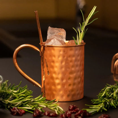 Deux mugs en cuivre martelé servis avec paille et garnitures fraîches dans une ambiance tamisée, idée cadeau couple idéale pour une crémaillère ou une soirée festive – KoolKado