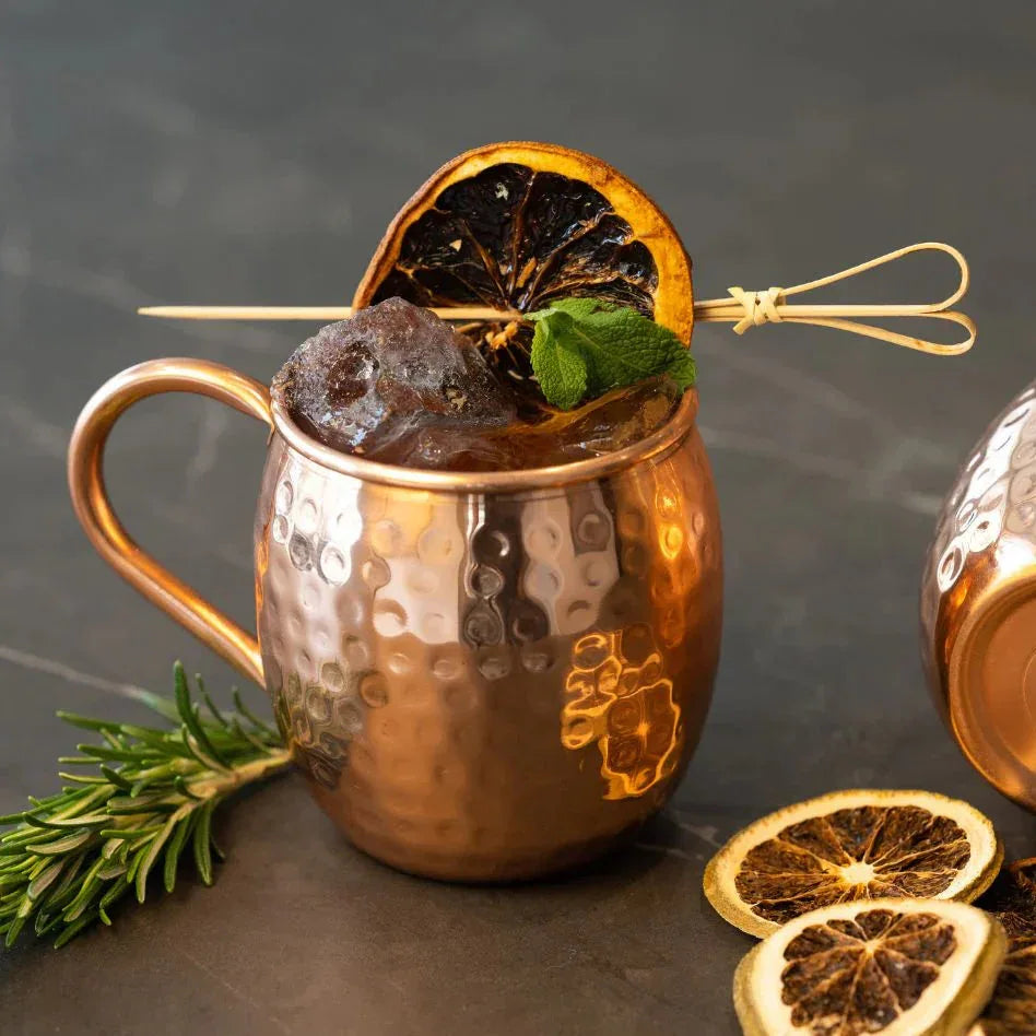 Duo de mugs Moscow Mule en cuivre pur martelé en ambiance décorative, esprit bar à la maison – idée cadeau – KoolKado
