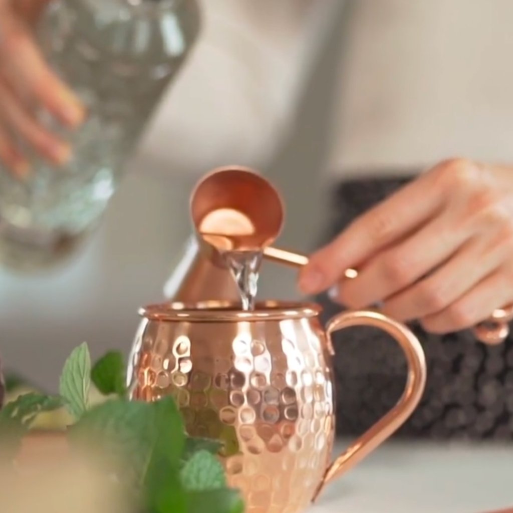 Duo de mugs Moscow Mule en cuivre pur martelé 500 ml en situation de service cocktail, idée cadeau élégante pour couple ou anniversaire prête à offrir – KoolKado