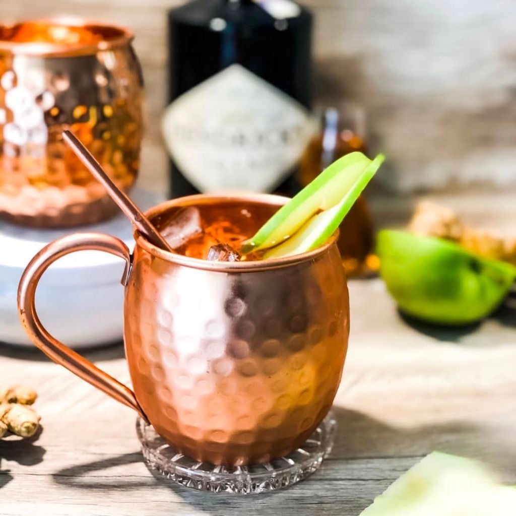 Duo de mugs Moscow Mule en cuivre pur martelé avec cocktail servi, idée cadeau couple idéale pour anniversaire ou crémaillère – KoolKado