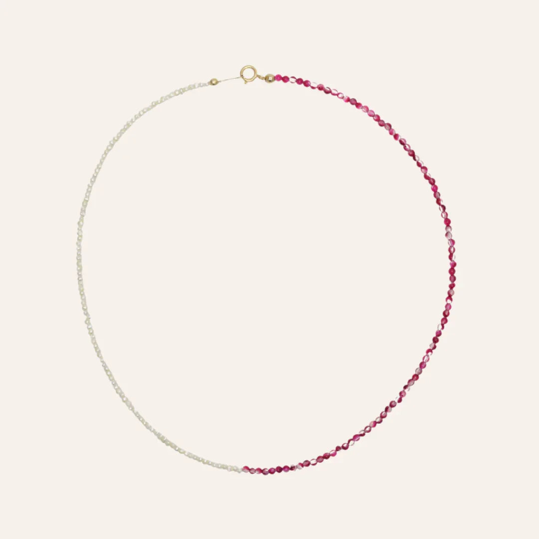 Collier Emmie bi-matiere en perles de culture et pierres roses presente a plat, vue produit detaillee et rassurante – idee cadeau – KoolKado
