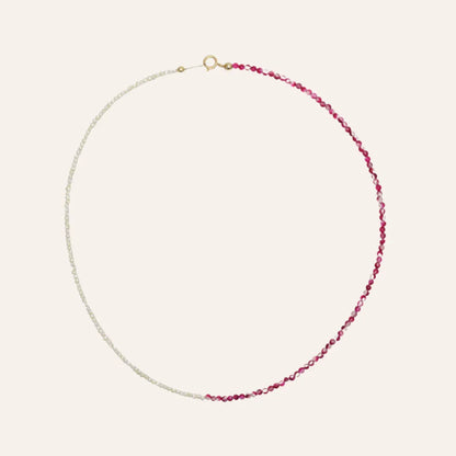 Collier Emmie bi-matiere en perles de culture et pierres roses presente a plat, vue produit detaillee et rassurante – idee cadeau – KoolKado
