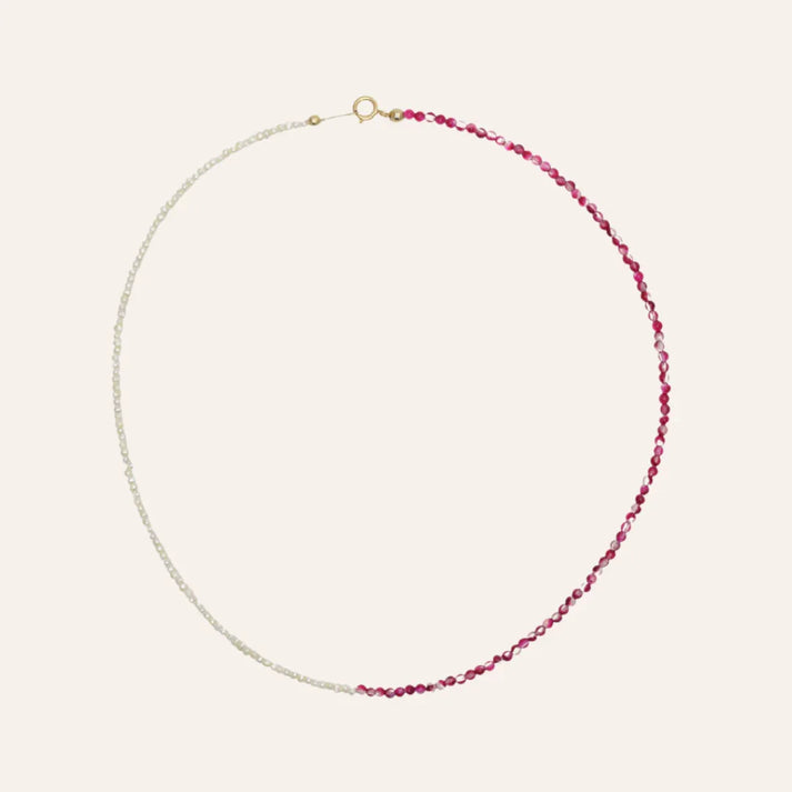 Collier Emmie bi-matiere en perles de culture et pierres roses presente a plat, vue produit detaillee et rassurante – idee cadeau – KoolKado
