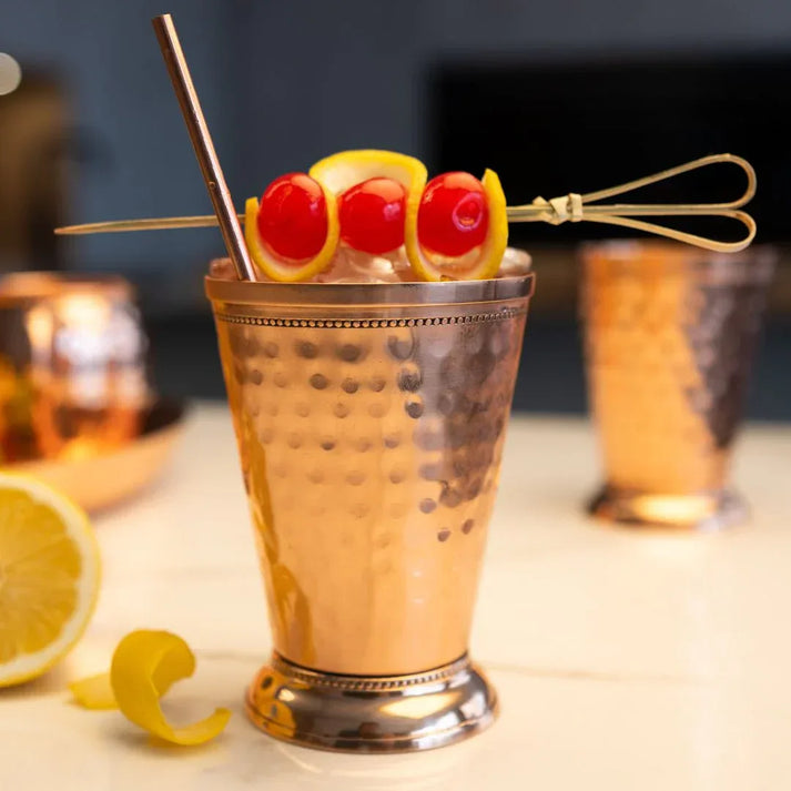 Gobelet Caesar en cuivre pur style romain en situation cocktail avec fruits et accessoires – idée cadeau bar – KoolKado
