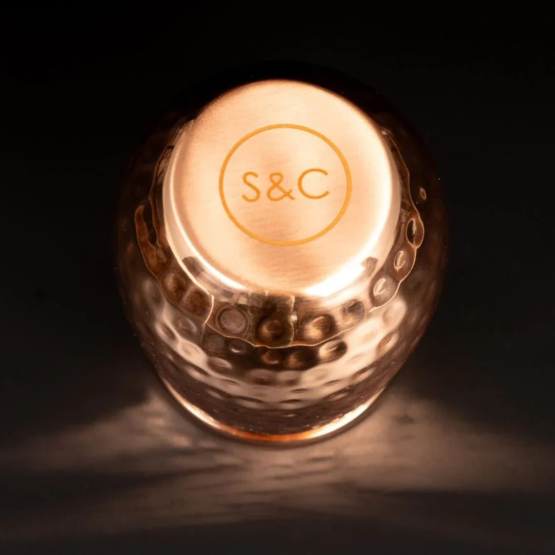 Dessous d un gobelet en cuivre Lima avec logo Specter et Cup grave garantissant un artisanat authentique et une fabrication manuelle
