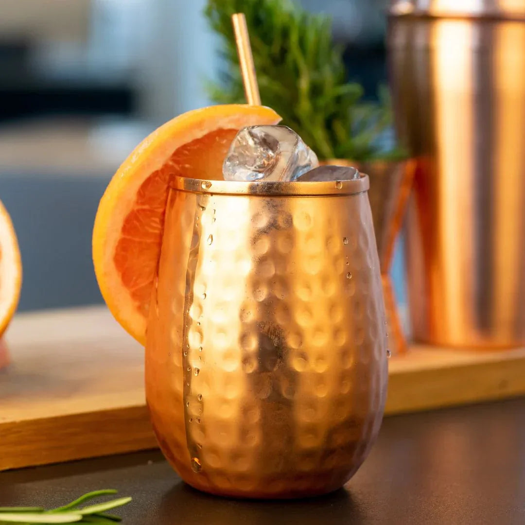Gobelet Lima en cuivre pur en situation sur une table, boisson et agrume – idée cadeau pour amateurs d’art de la table – KoolKado
