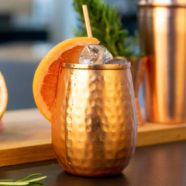 Gobelet Lima en cuivre pur en situation sur une table, boisson et agrume – idée cadeau pour amateurs d’art de la table – KoolKado