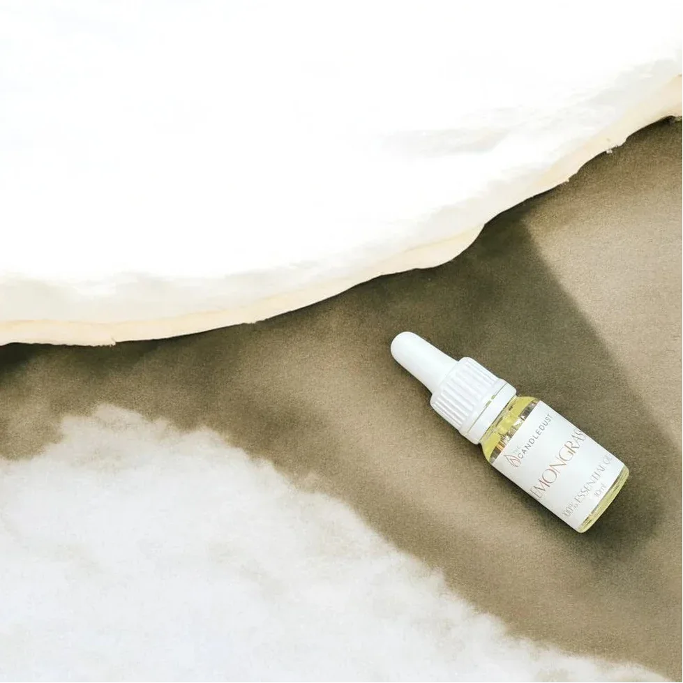 Flacon d’huile parfumée d’intérieur aux notes d’agrumes présenté seul, idée cadeau élégante pour parfumer la maison avec fraîcheur – KoolKado