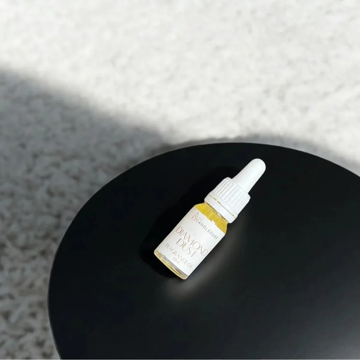 Huile parfumée d’intérieur aux notes boisées présentée dans un univers sobre et élégant, idée cadeau raffinée pour créer une ambiance structurée – KoolKado